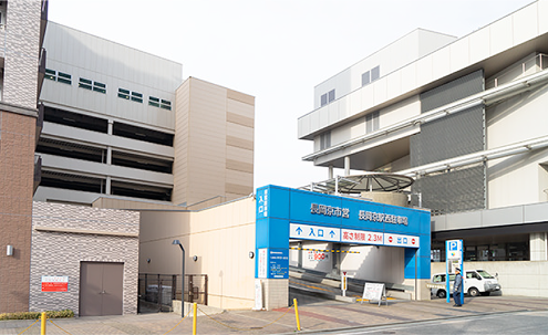 駐車場出入り口。青いアーチが目印です。